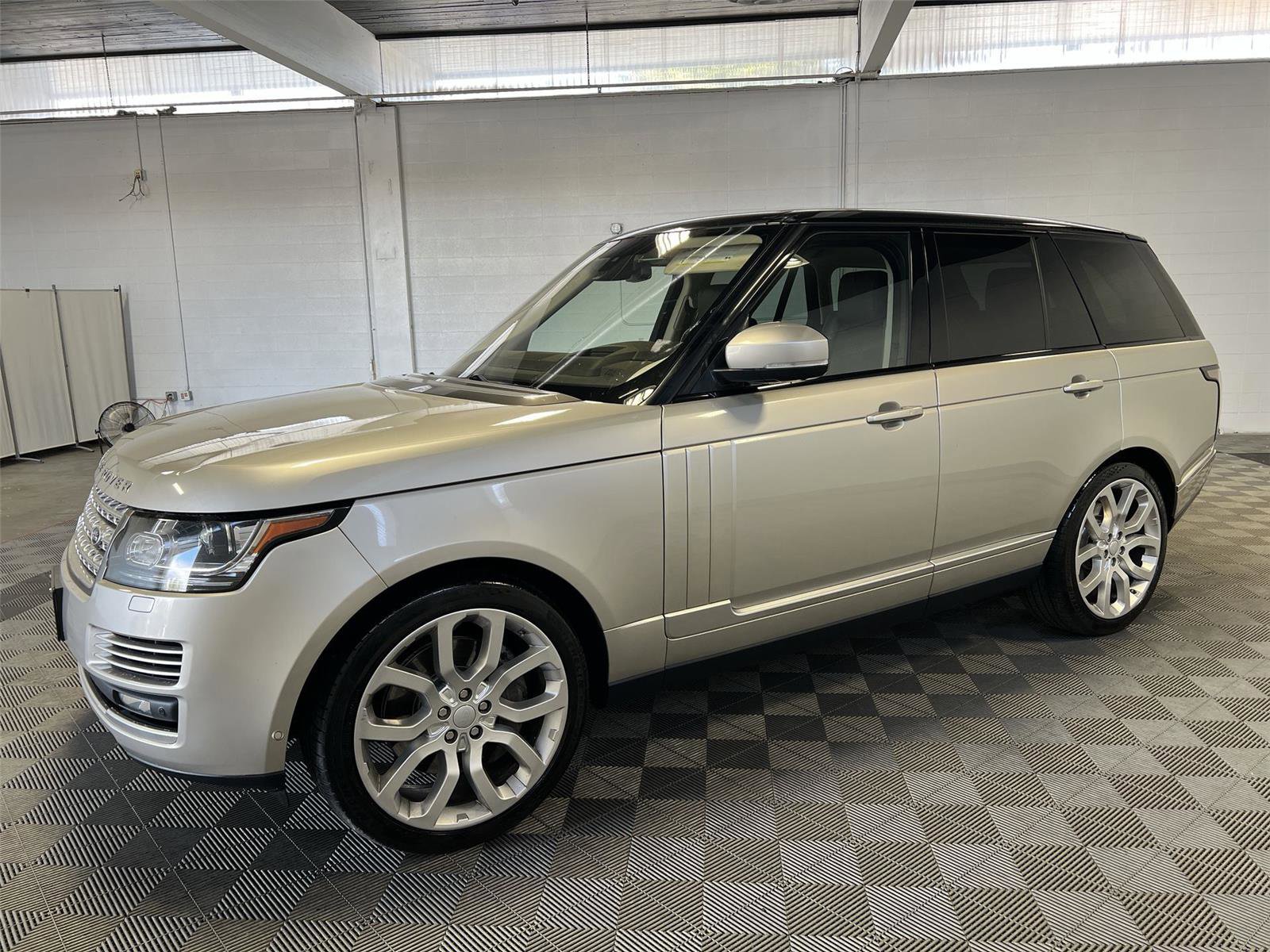 Used 2016 Land Rover Range Rover HSE image 2