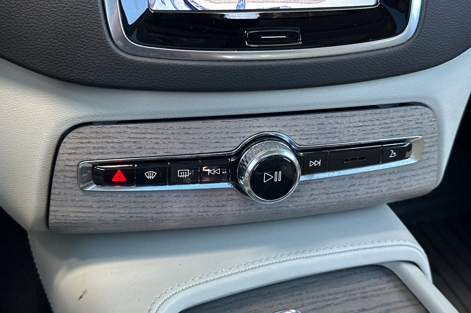 Certified 2024 Volvo XC90 B6 Ultimate w/ Protection Package Premier image 26