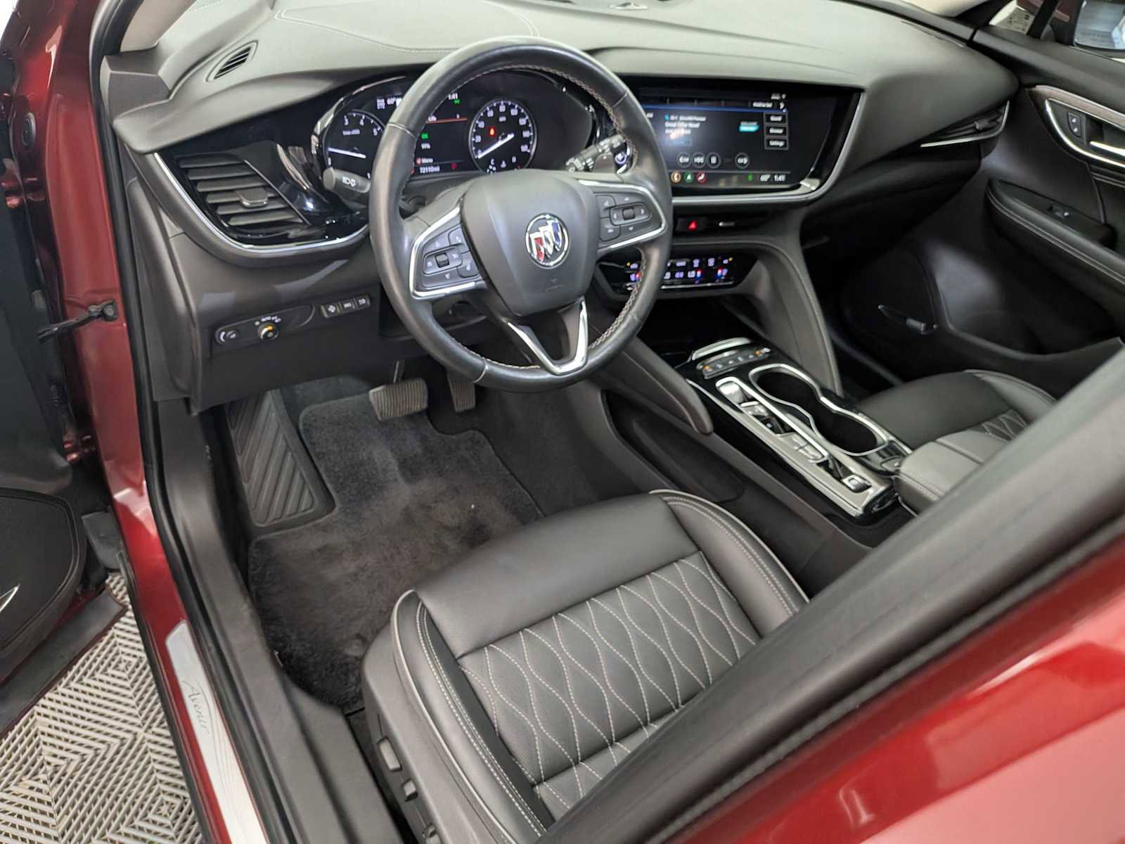 Used 2022 Buick Envision Avenir w/ Technology Package II image 2