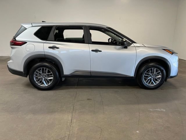 Used 2024 Nissan Rogue S AWD/4WD image 2
