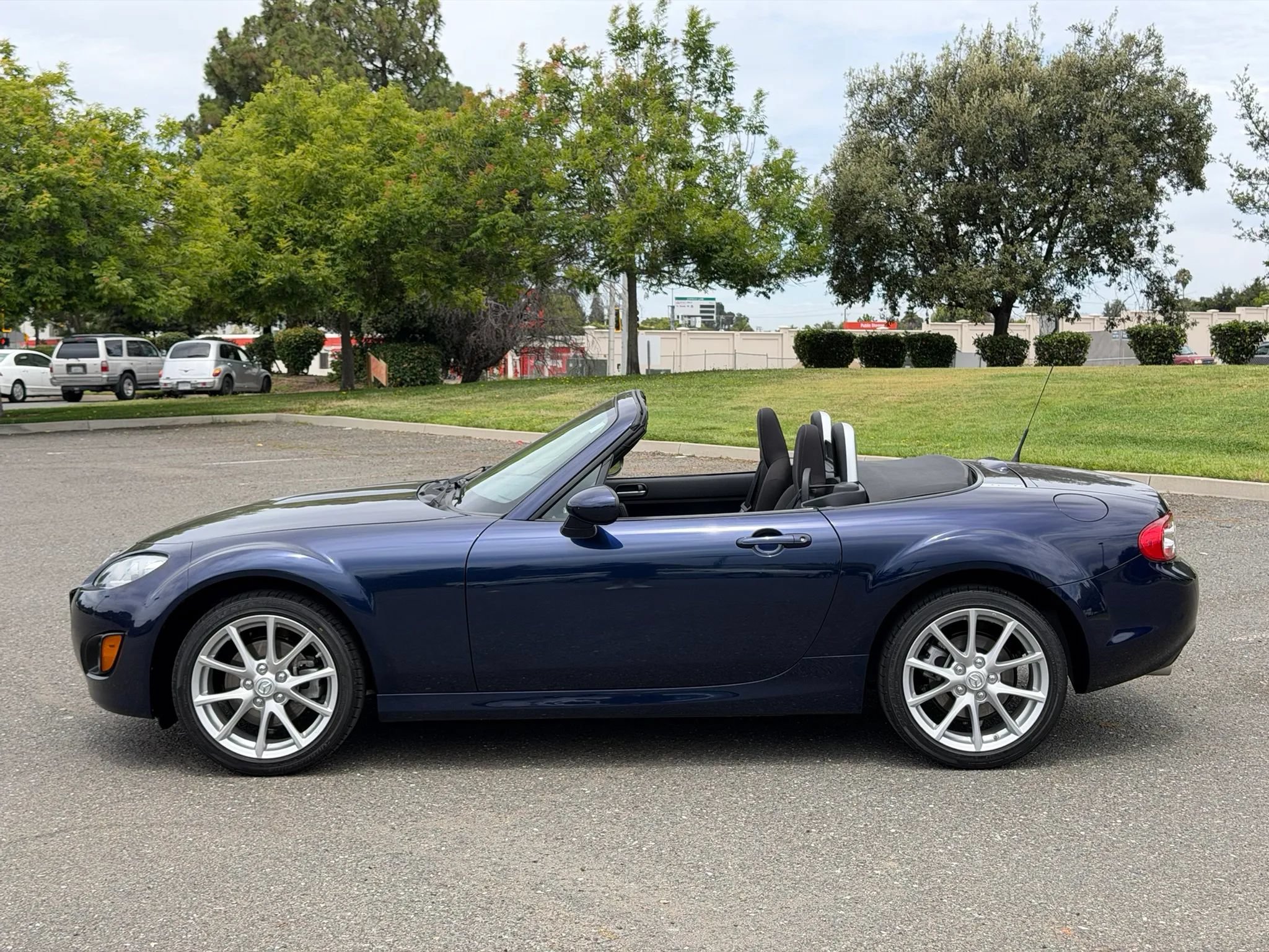 Used 2009 MAZDA MX-5 Miata Touring w/ Suspension Pkg RWD image 8