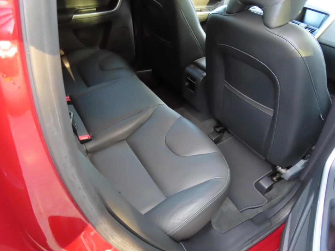 Used 2016 Volvo XC60 T6 w/ Proximity Package FWD image 18