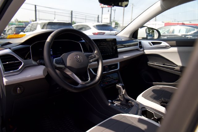 Used 2025 Volkswagen Taos SE w/ Panoramic Sunroof Package FWD image 13