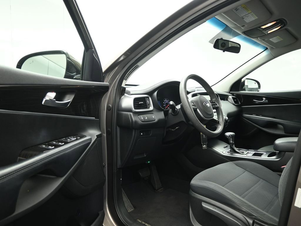 Used 2019 Kia Sorento LX image 9