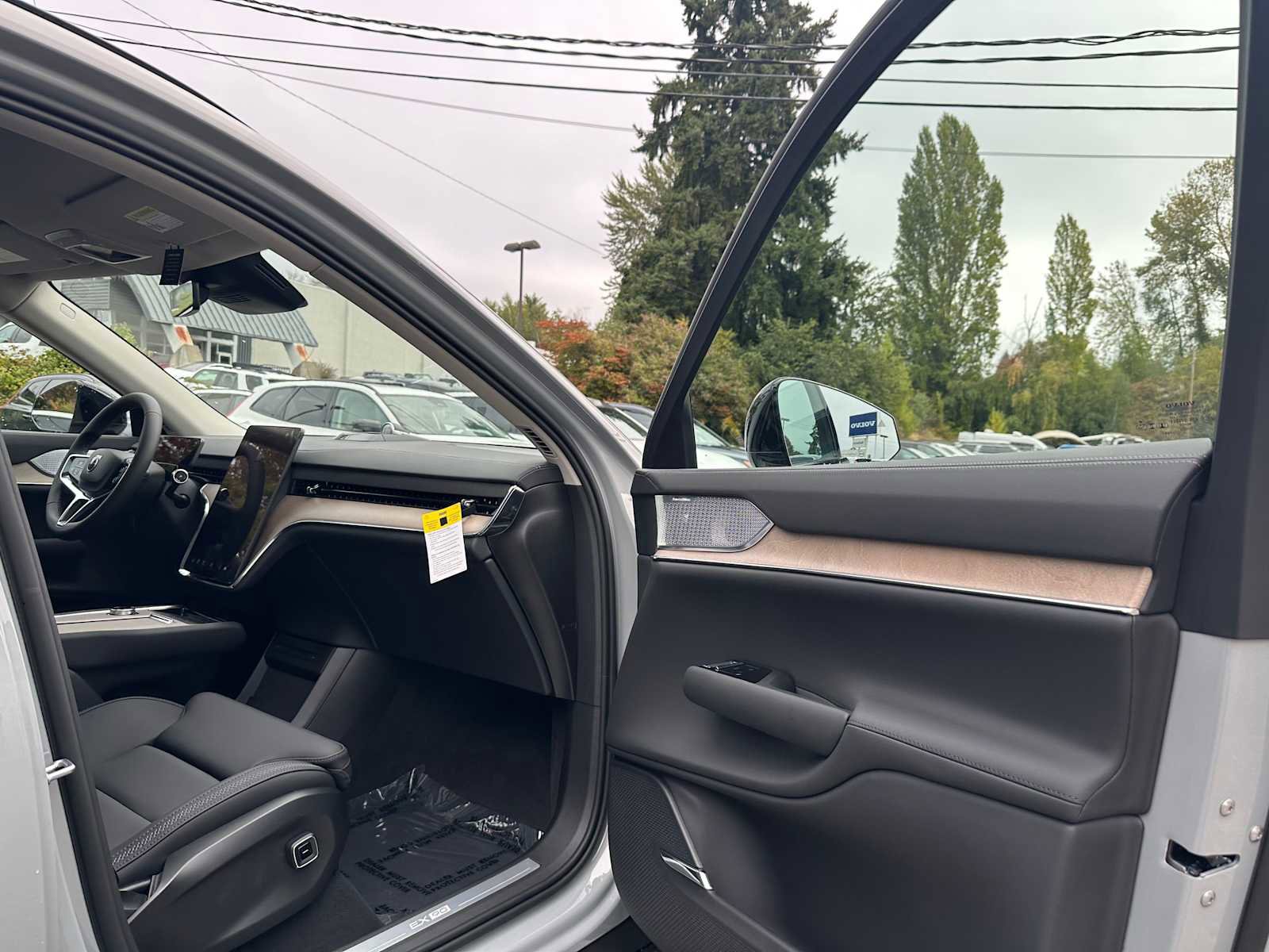New 2025 Volvo EX90 Ultra w/ Protection Package Premier image 11