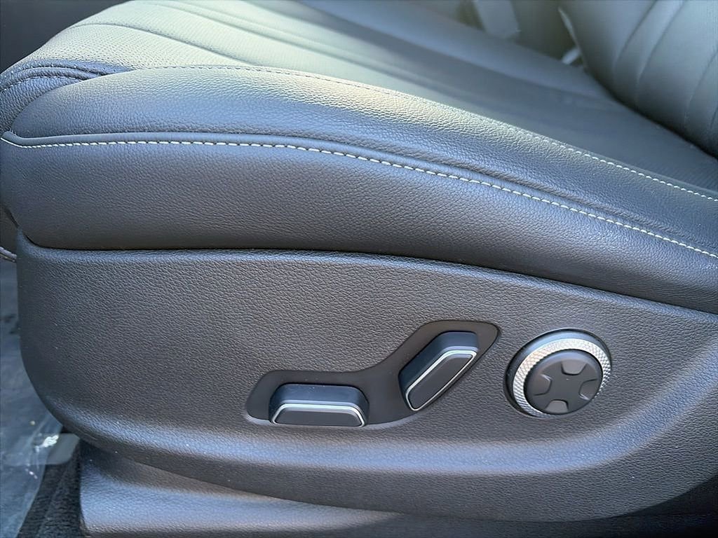 Used 2025 Genesis GV80 2.5T Select image 17