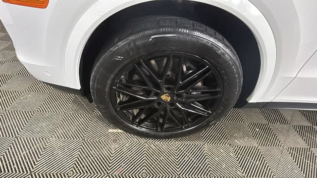 Used 2024 Porsche Cayenne AWD/4WD image 9