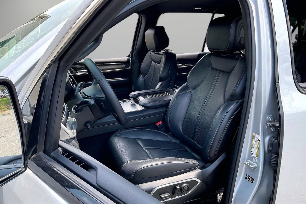Certified 2024 Jeep Wagoneer L Series II w/ Flexible Seating Group AWD/4WD image 22