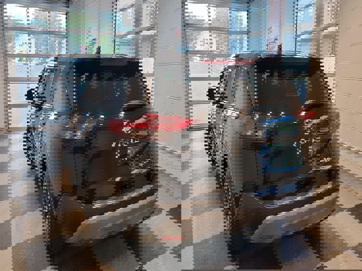 Used 2022 Nissan Rogue SV image 3