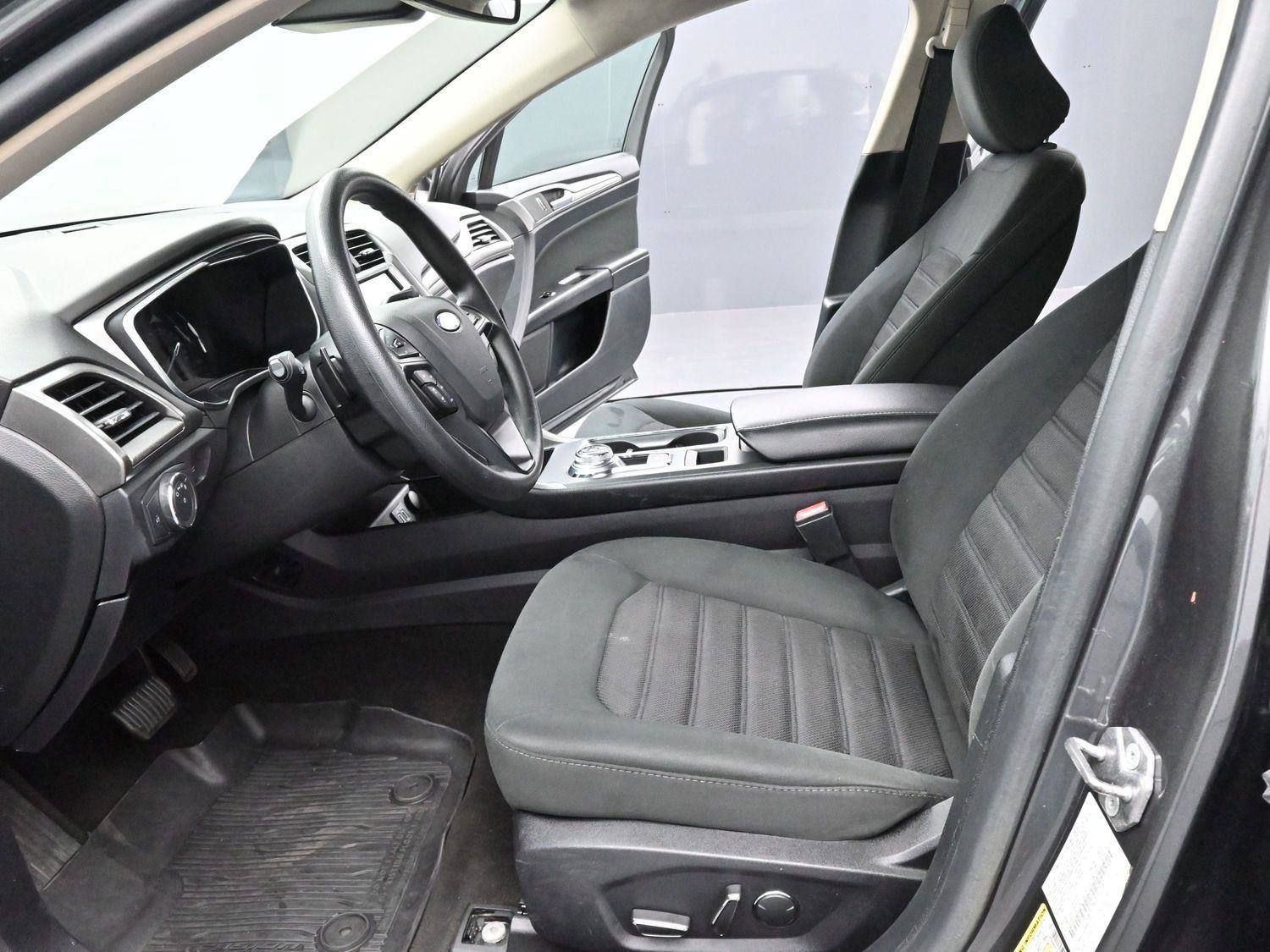 Used 2020 Ford Fusion SE image 14