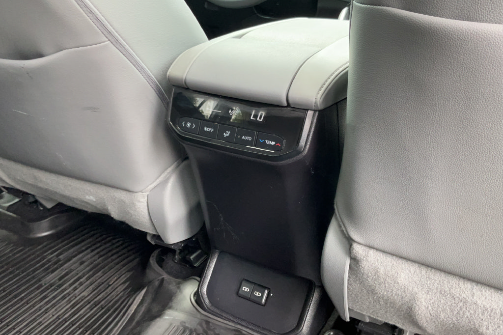 Used 2024 Toyota Highlander XLE FWD image 21