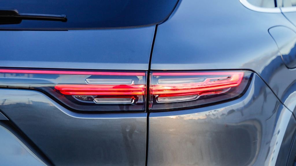 Used 2023 Porsche Cayenne Platinum Edition image 10