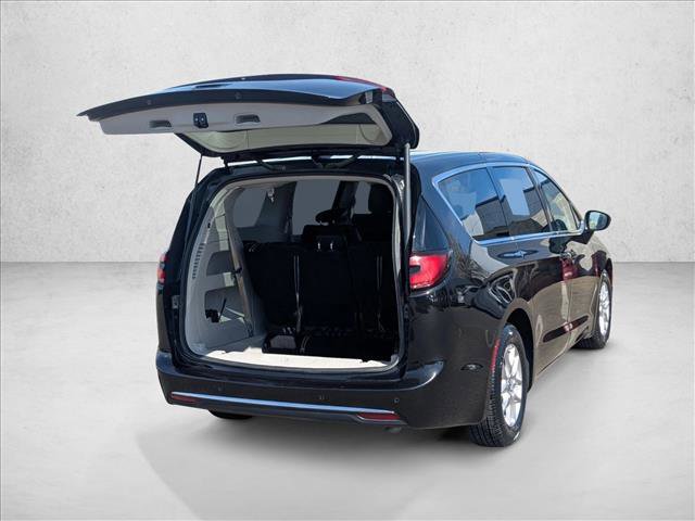 Used 2023 Chrysler Pacifica Touring-L image 5