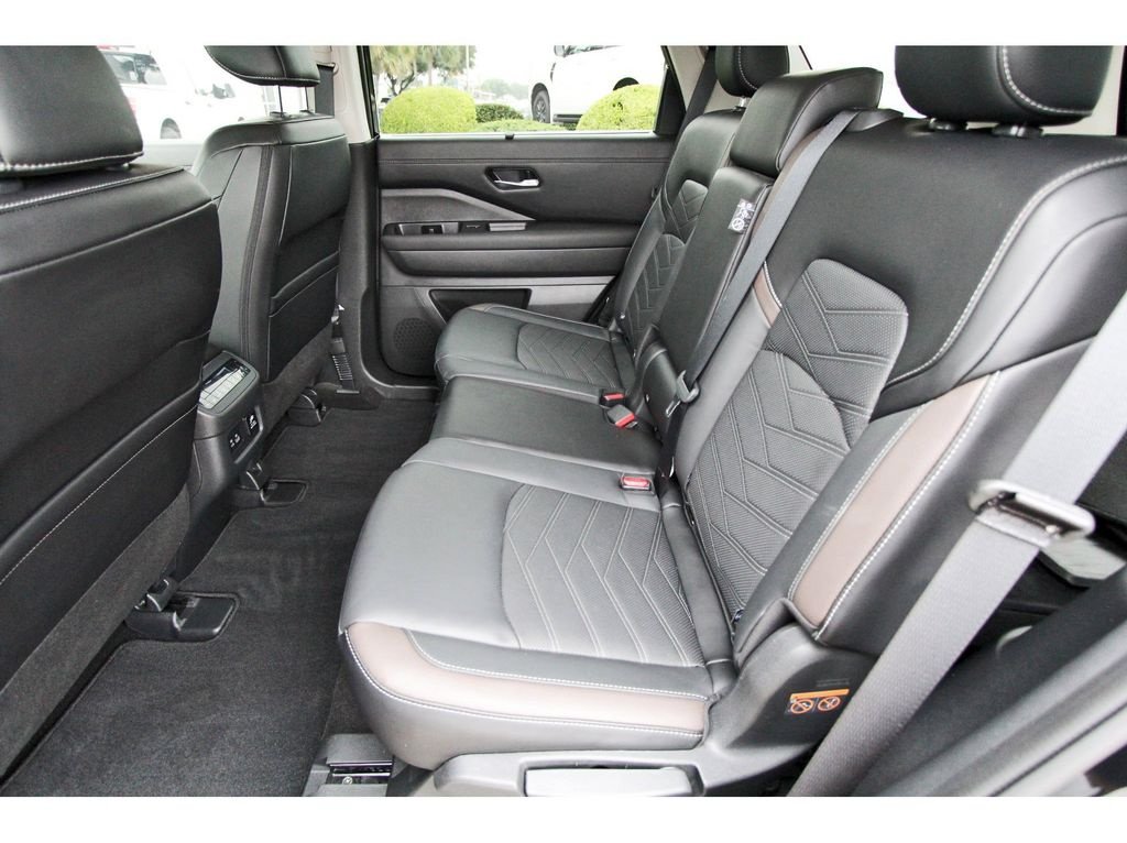 Certified 2024 Nissan Pathfinder Platinum w/ Cargo Package FWD image 7