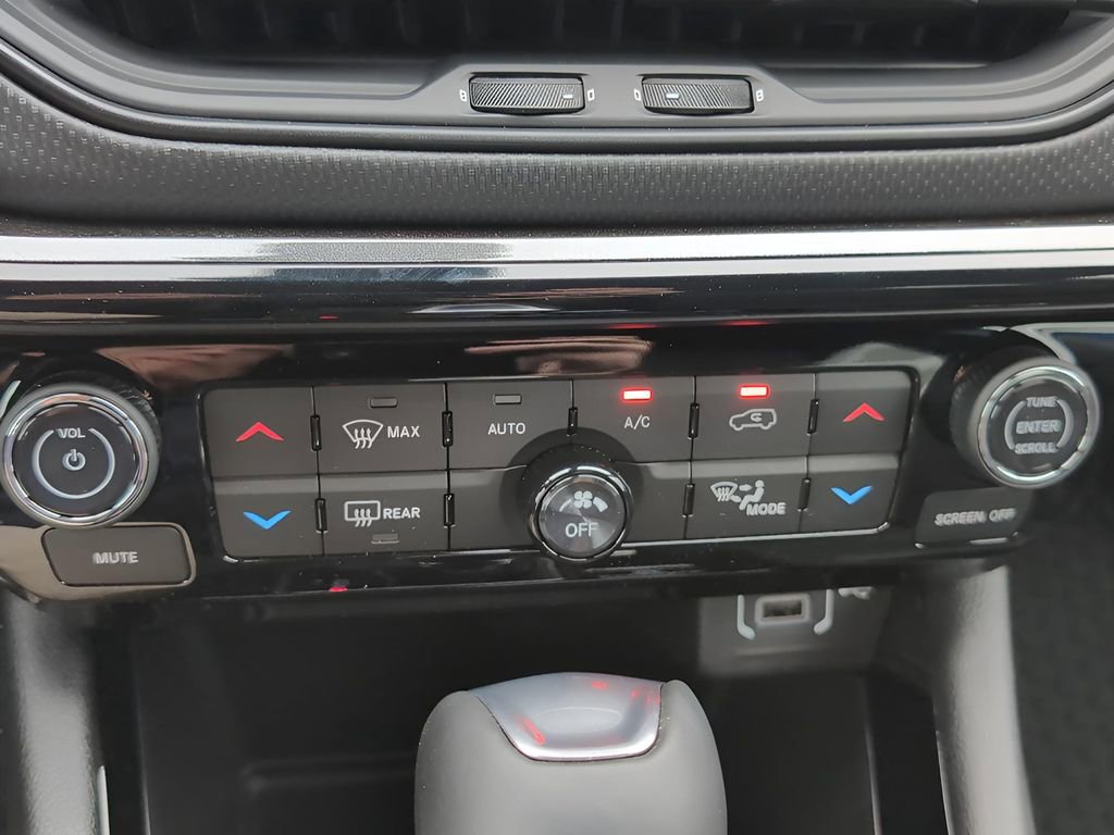 New 2025 Jeep Compass Latitude w/ Sun & Sound Group image 20