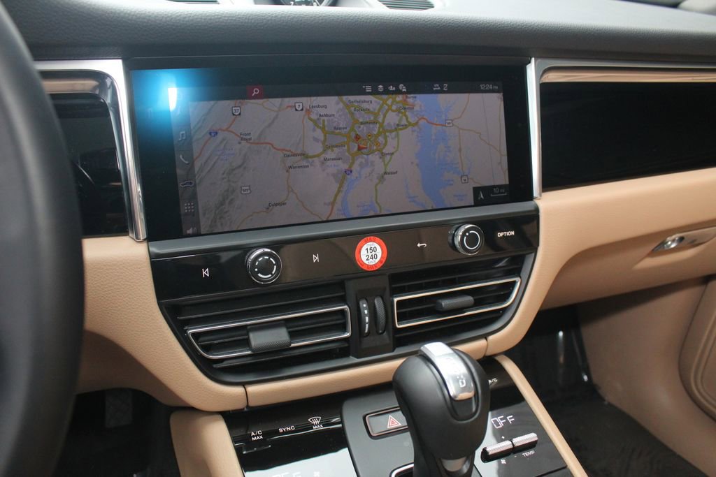 Certified 2025 Porsche Macan AWD/4WD image 17