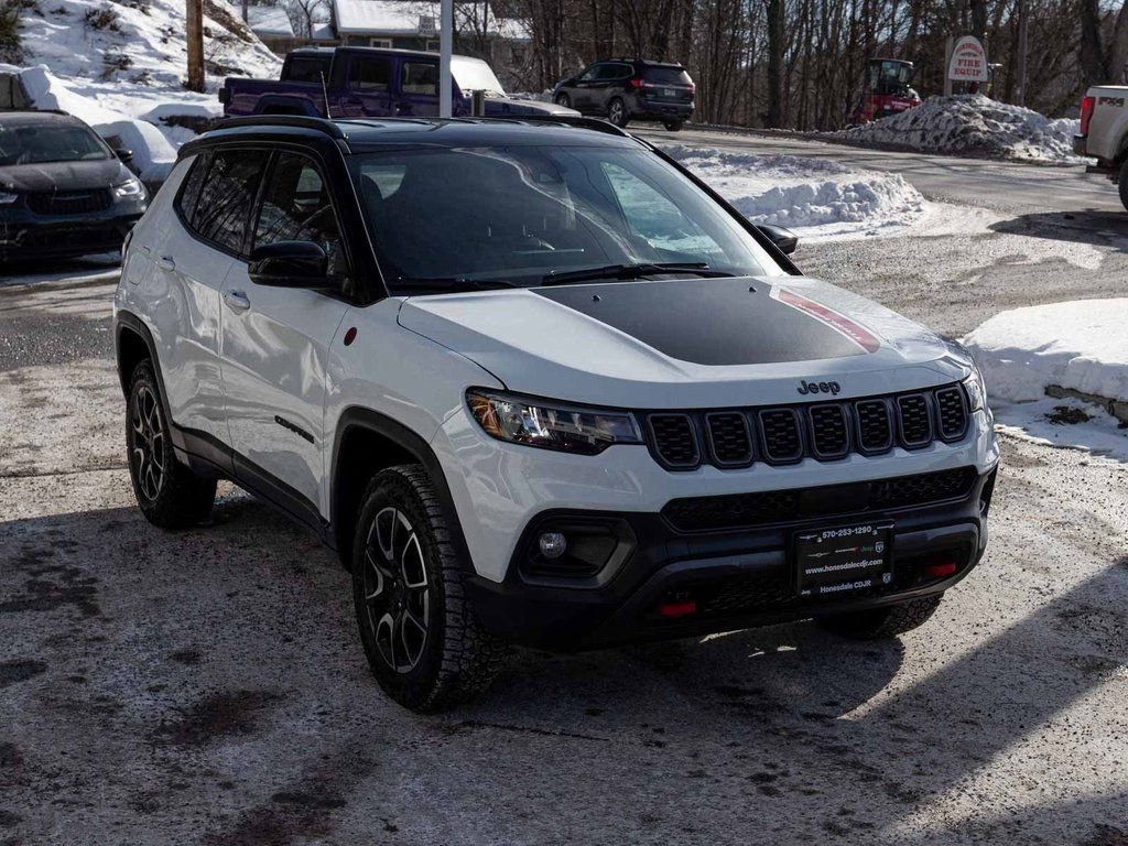 Used 2025 Jeep Compass Trailhawk image 3