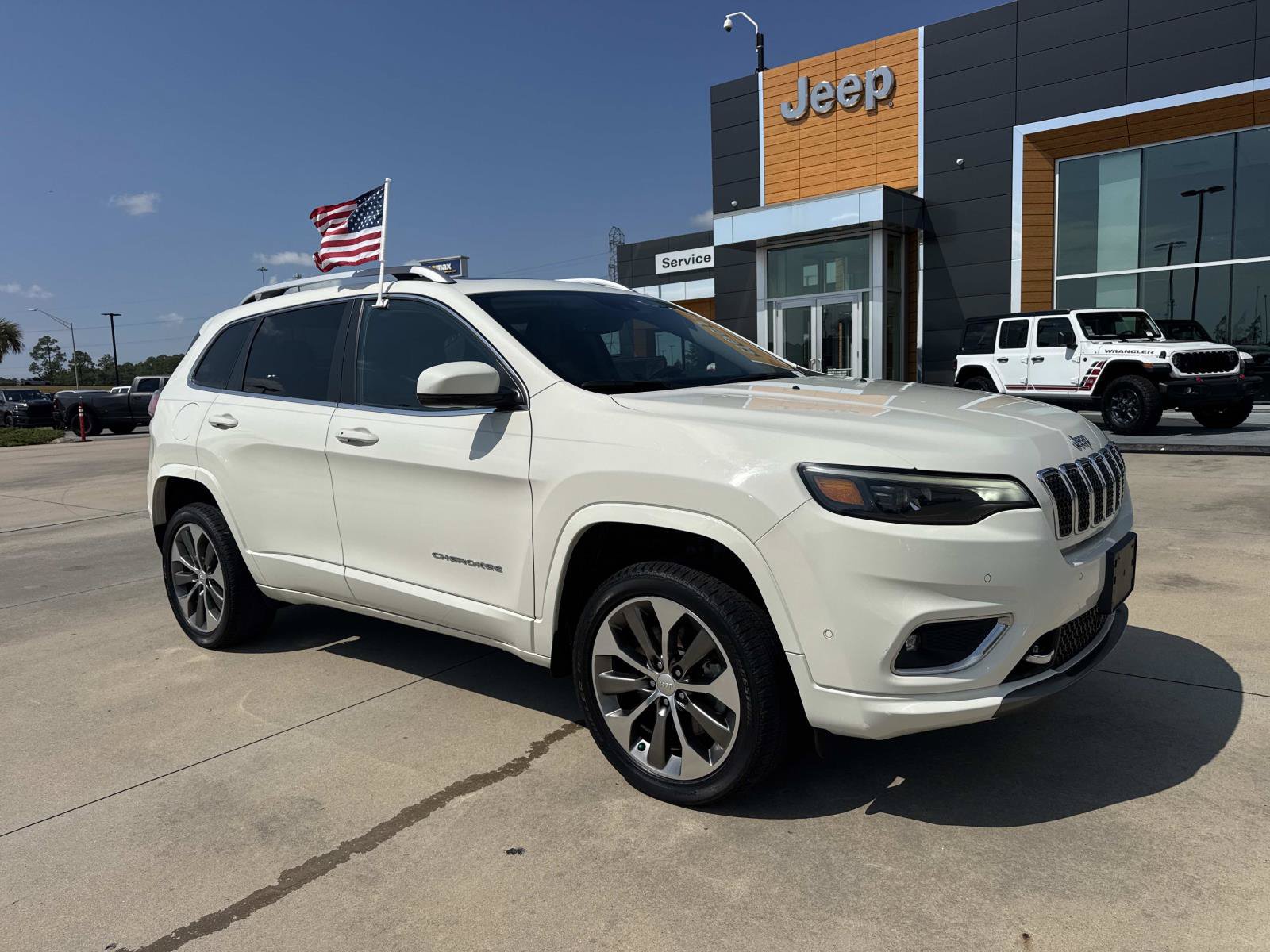 Used 2019 Jeep Cherokee Overland w/ Technology Group AWD/4WD image 1