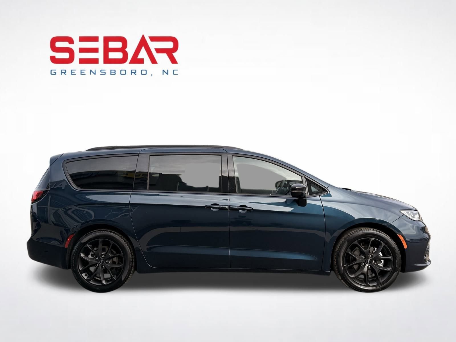 Used 2025 Chrysler Pacifica Limited image 5