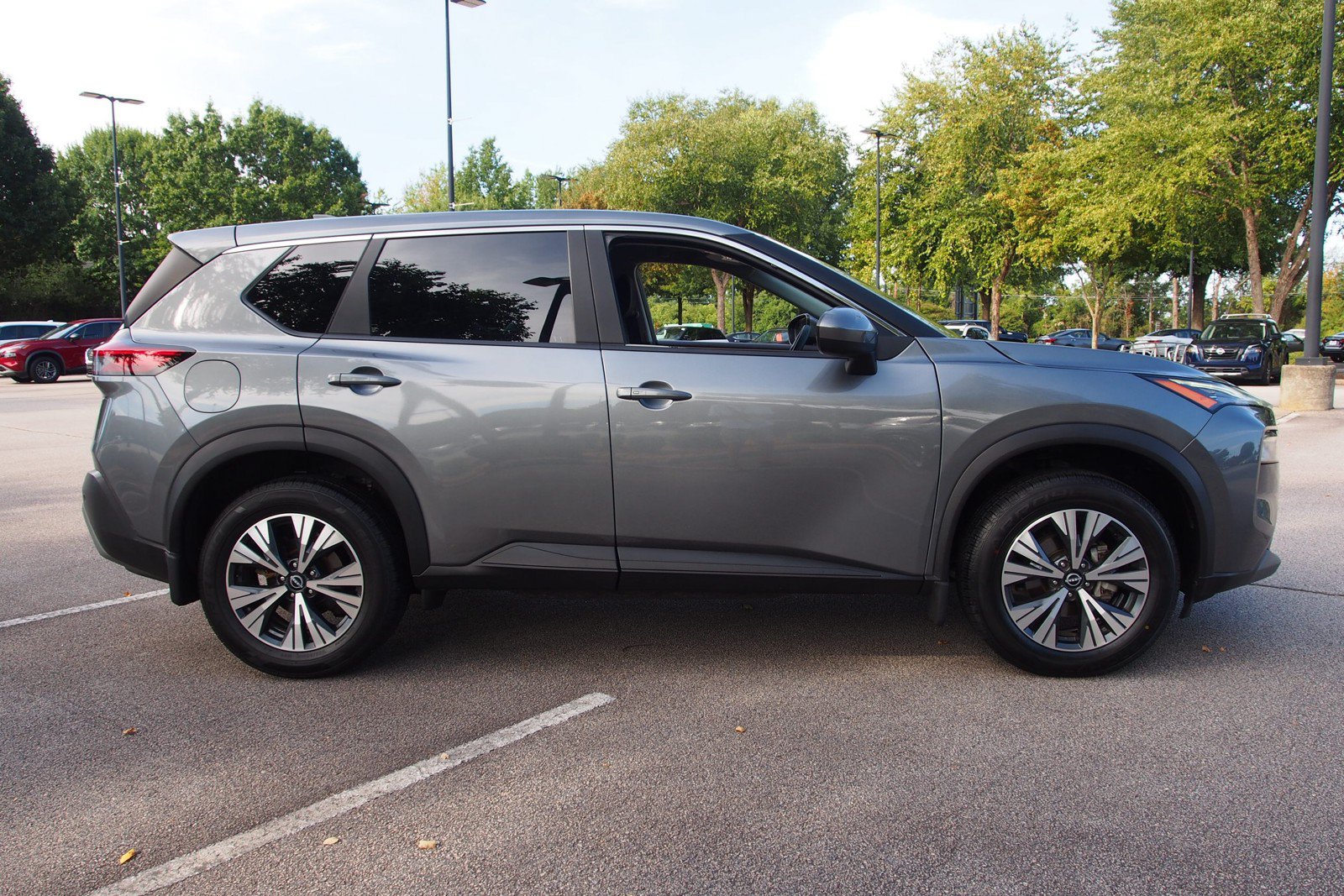 Used 2023 Nissan Rogue SV FWD image 8