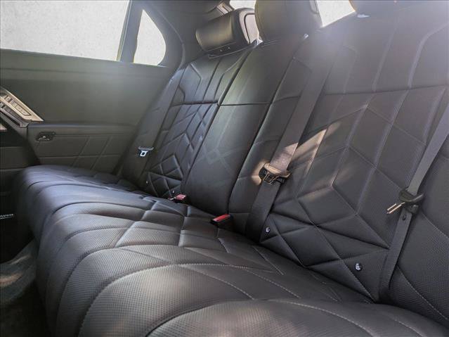 Certified 2025 BMW i7 eDrive50 w/ Premium Package RWD image 16