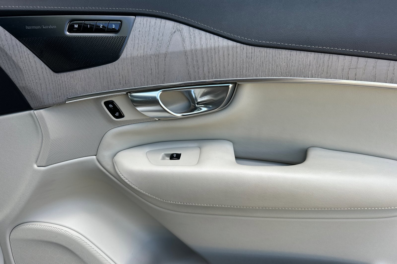 Certified 2024 Volvo XC90 B6 Ultimate w/ Protection Package Premier AWD/4WD image 21