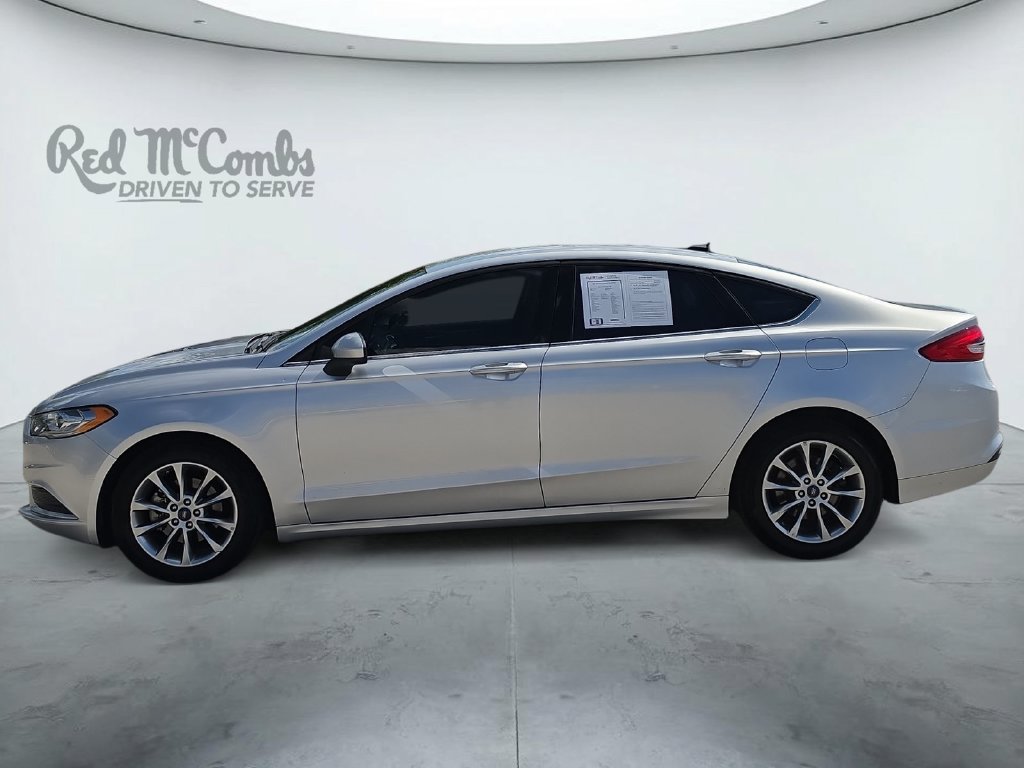 Used 2017 Ford Fusion SE w/ Fusion SE Technology Package FWD image 2