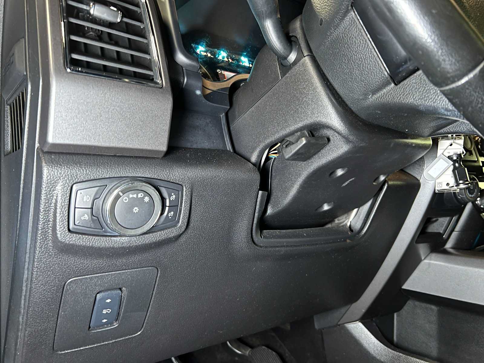 Used 2017 Ford F150 XLT w/ Equipment Group 302A Luxury AWD/4WD image 29