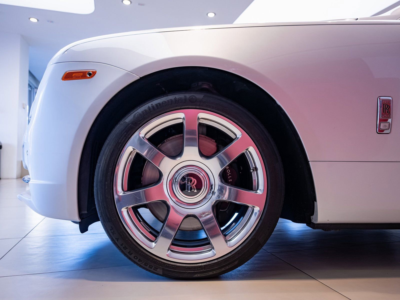 Used 2018 Rolls-Royce Dawn image 3