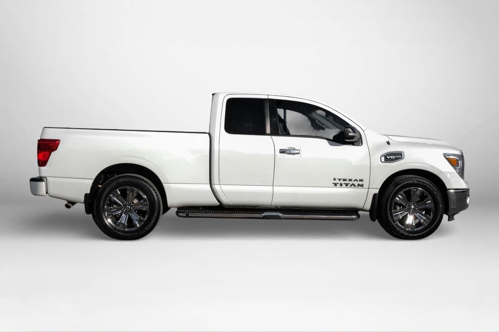 Used 2017 Nissan Titan SV image 5