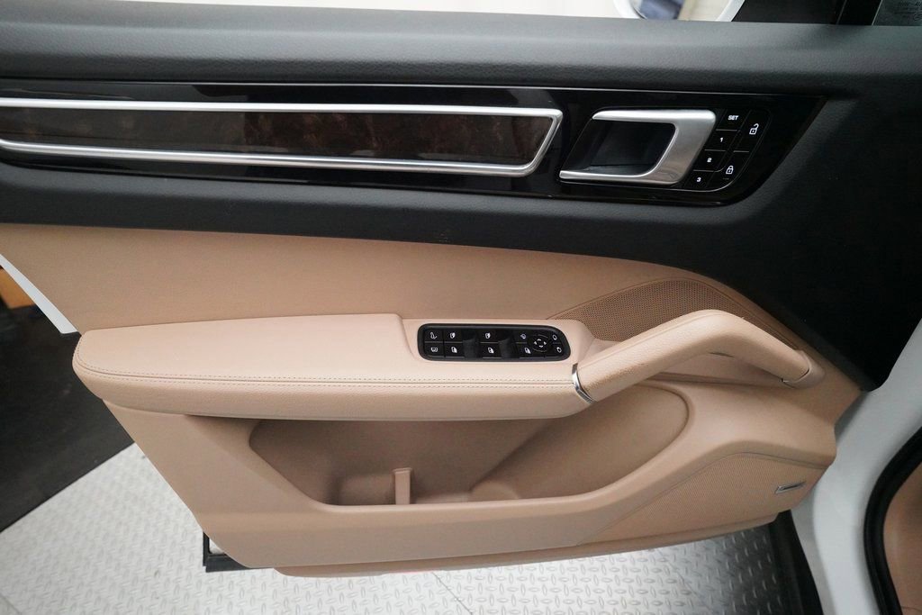 Used 2019 Porsche Cayenne E-Hybrid image 15