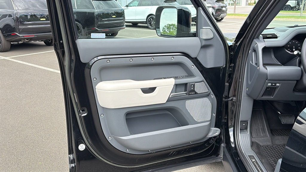 Certified 2023 Land Rover Defender 130 X-Dynamic SE AWD/4WD image 9