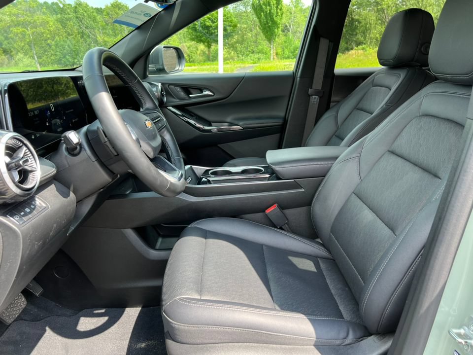 Used 2025 Chevrolet Equinox LT w/ Convenience Package II AWD/4WD image 3