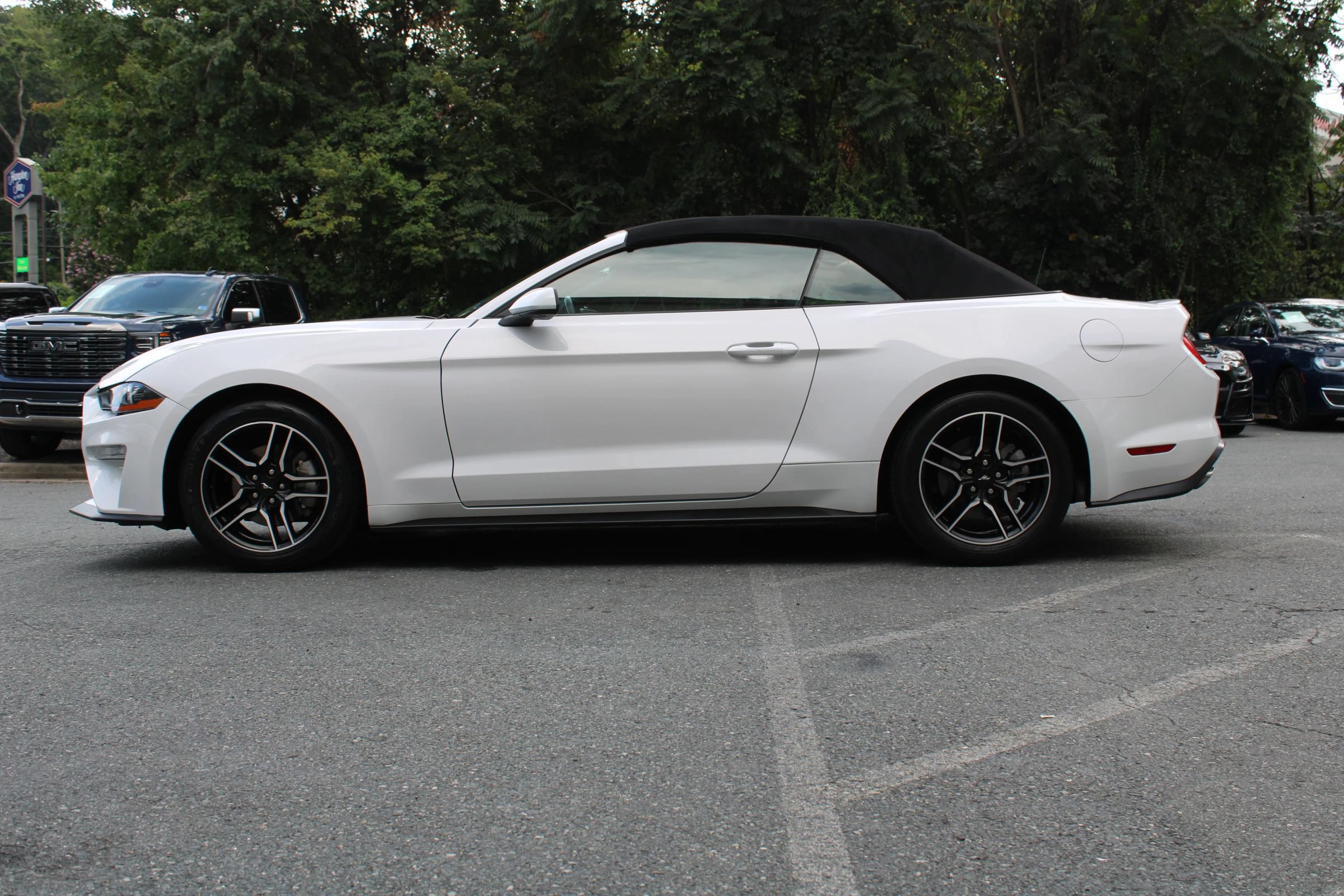 Used 2022 Ford Mustang Premium RWD image 29