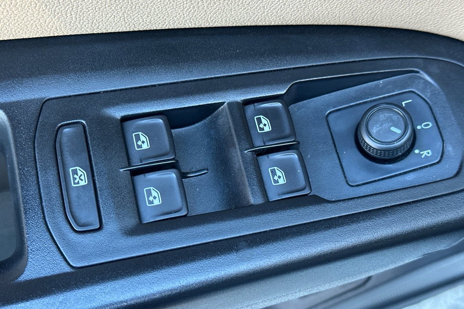 Used 2020 Volkswagen Atlas Cross Sport SE w/ Panoramic Sunroof Package image 12