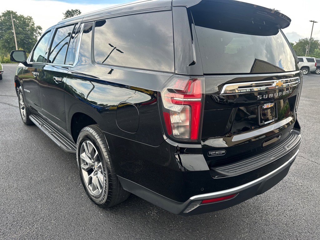 Used 2024 Chevrolet Suburban LT w/ Luxury Package image 5