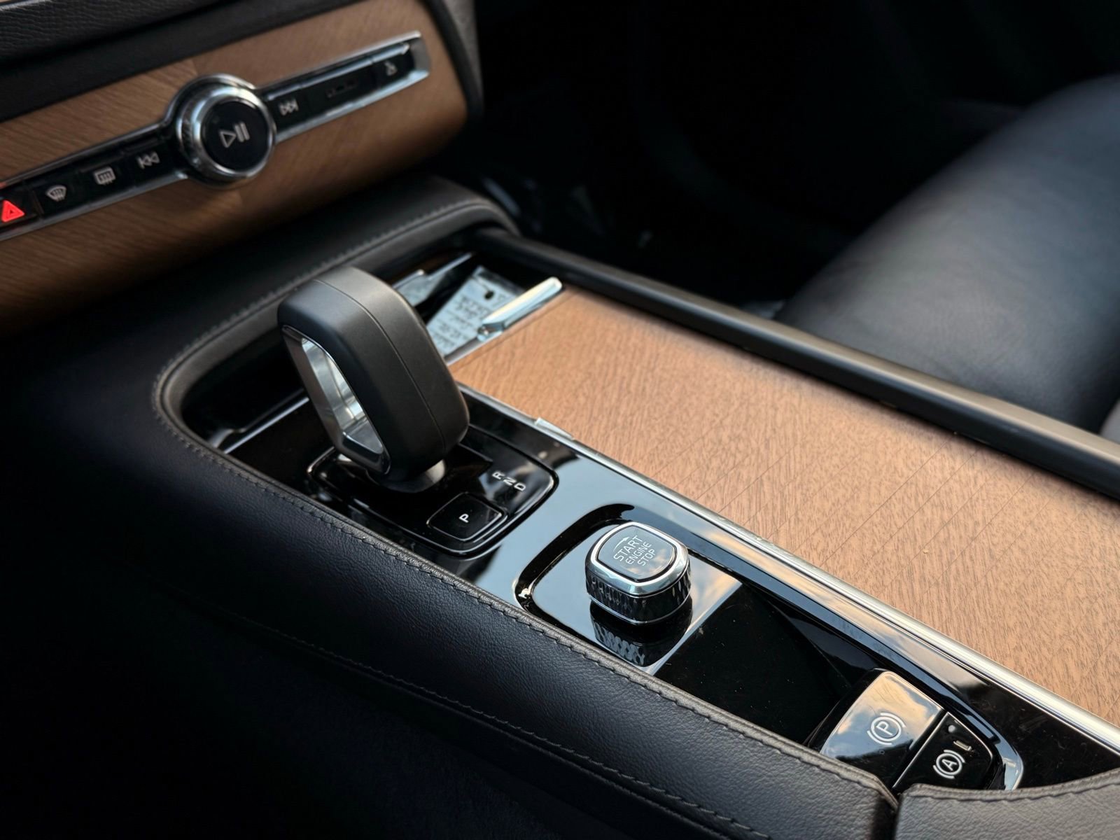 Used 2023 Volvo XC90 T8 Plus image 41