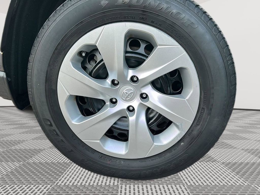 Used 2022 Toyota RAV4 LE image 23