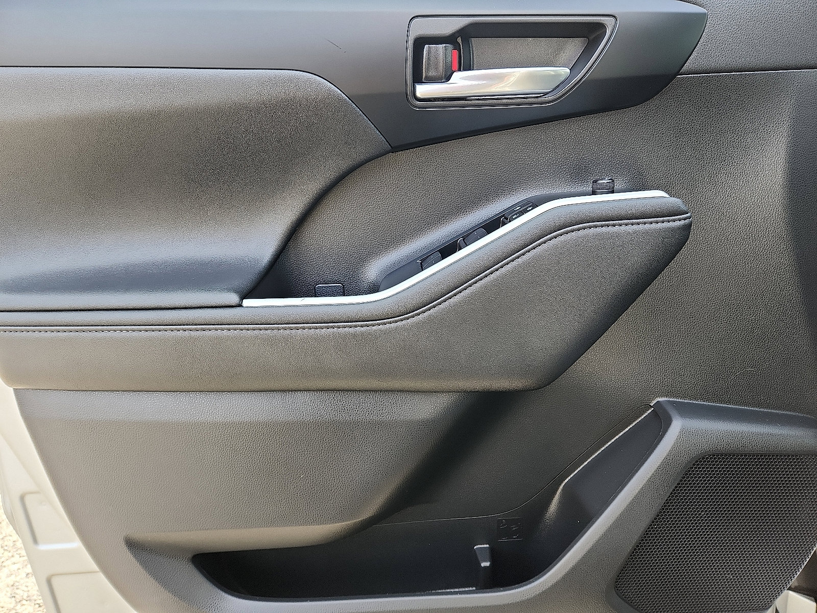 Used 2024 Toyota Highlander XLE image 14