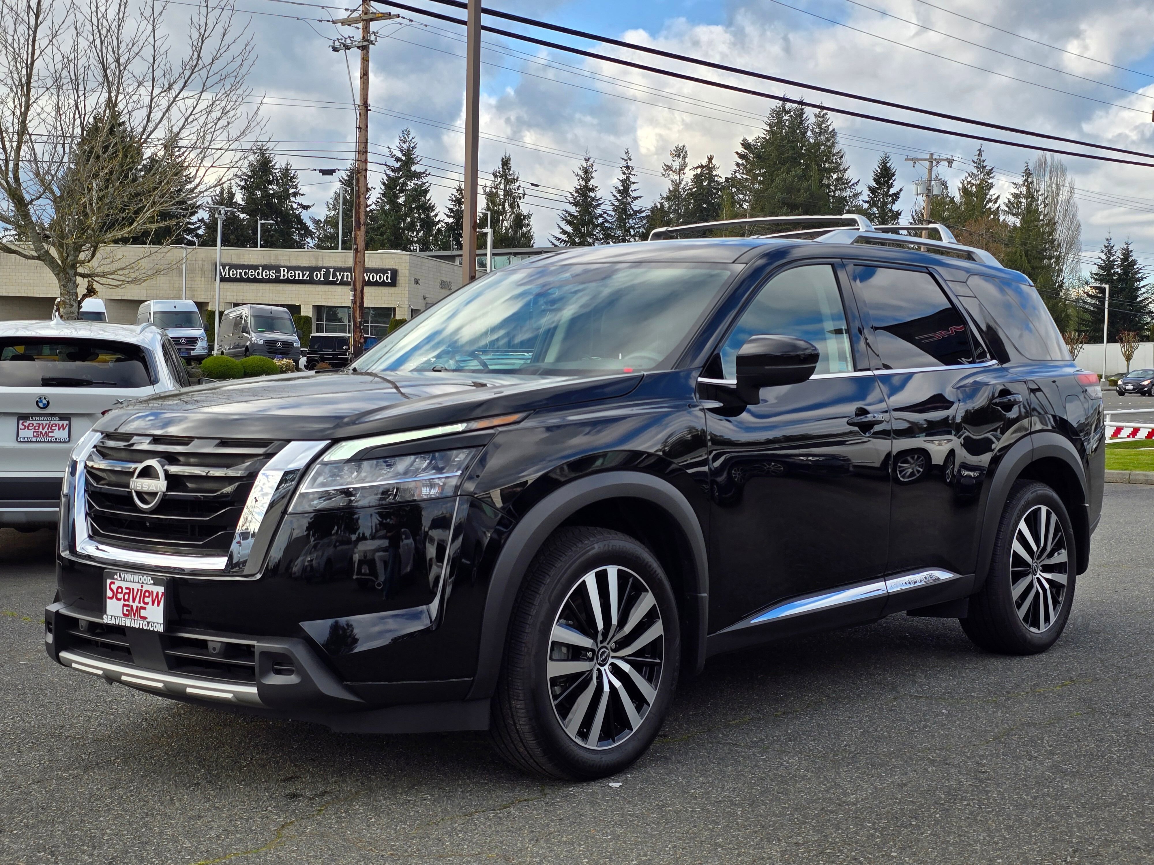 Used 2024 Nissan Pathfinder Platinum w/ Cargo Package AWD/4WD image 3