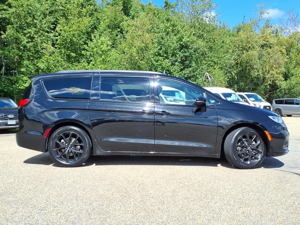 Used 2025 Chrysler Pacifica Limited FWD image 3