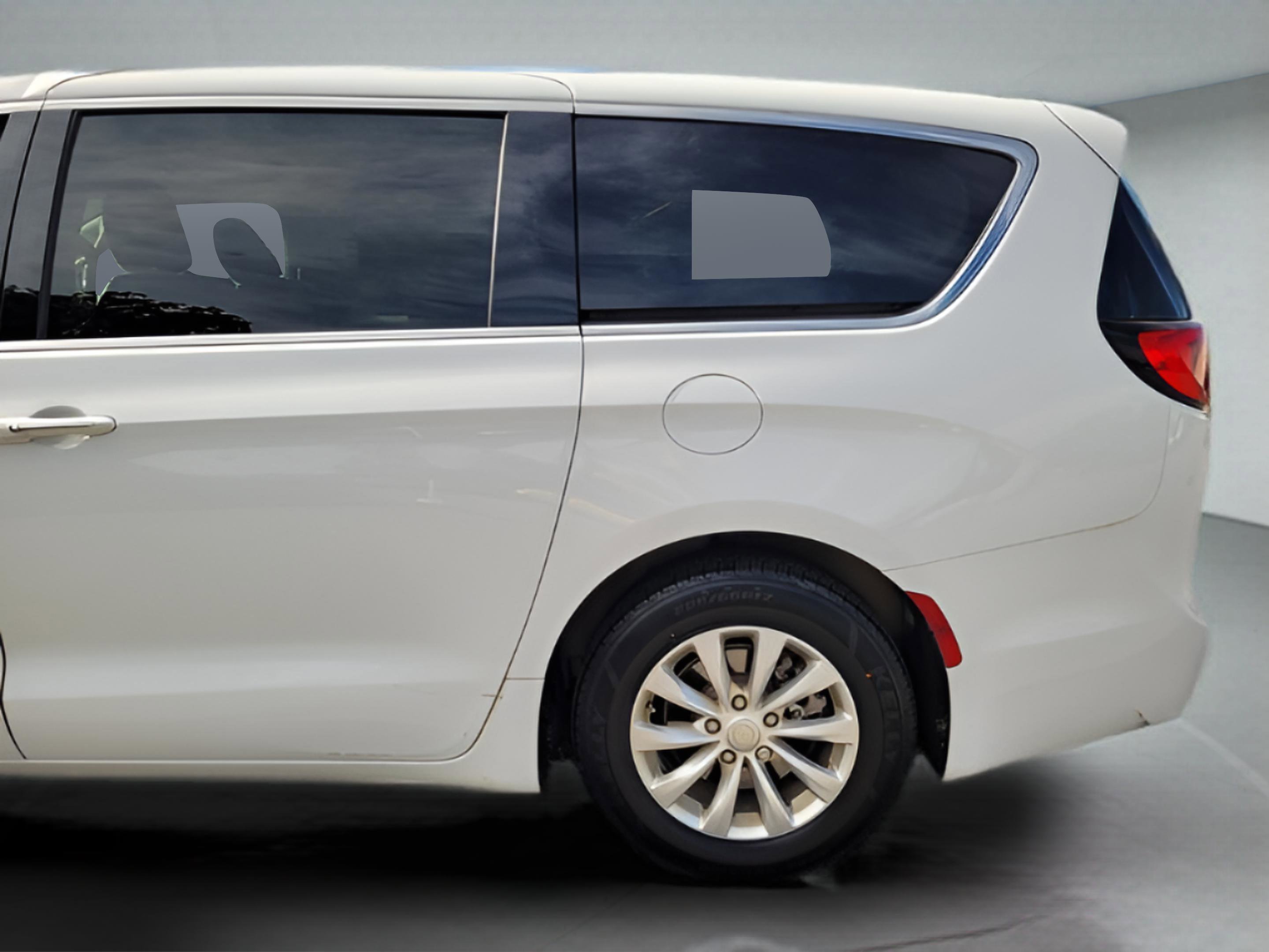 Used 2019 Chrysler Pacifica Touring Plus image 35