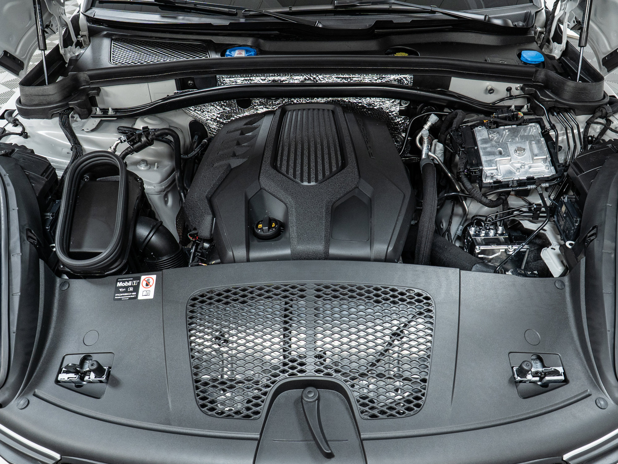 Used 2025 Porsche Macan image 12