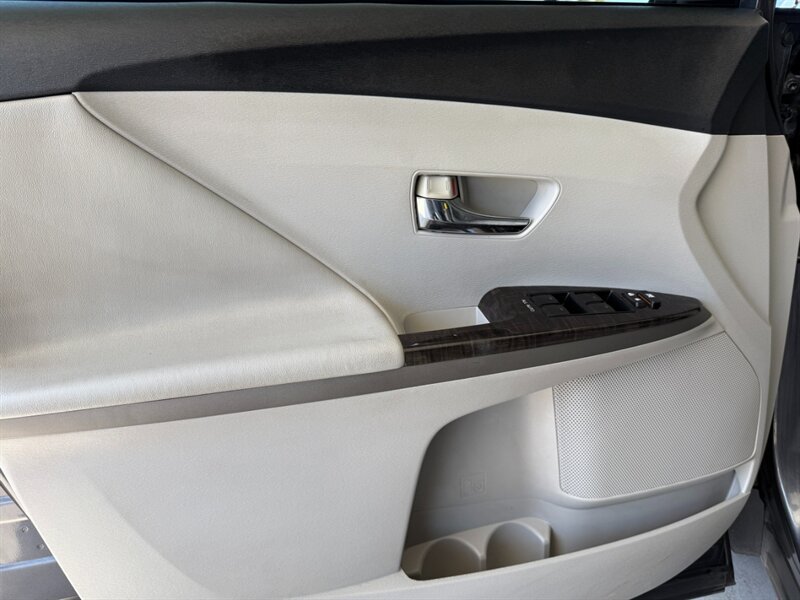 Used 2013 Toyota Venza LE FWD image 22