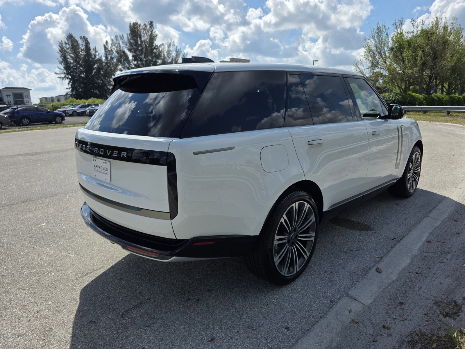 Used 2024 Land Rover Range Rover Long Wheelbase SE image 28