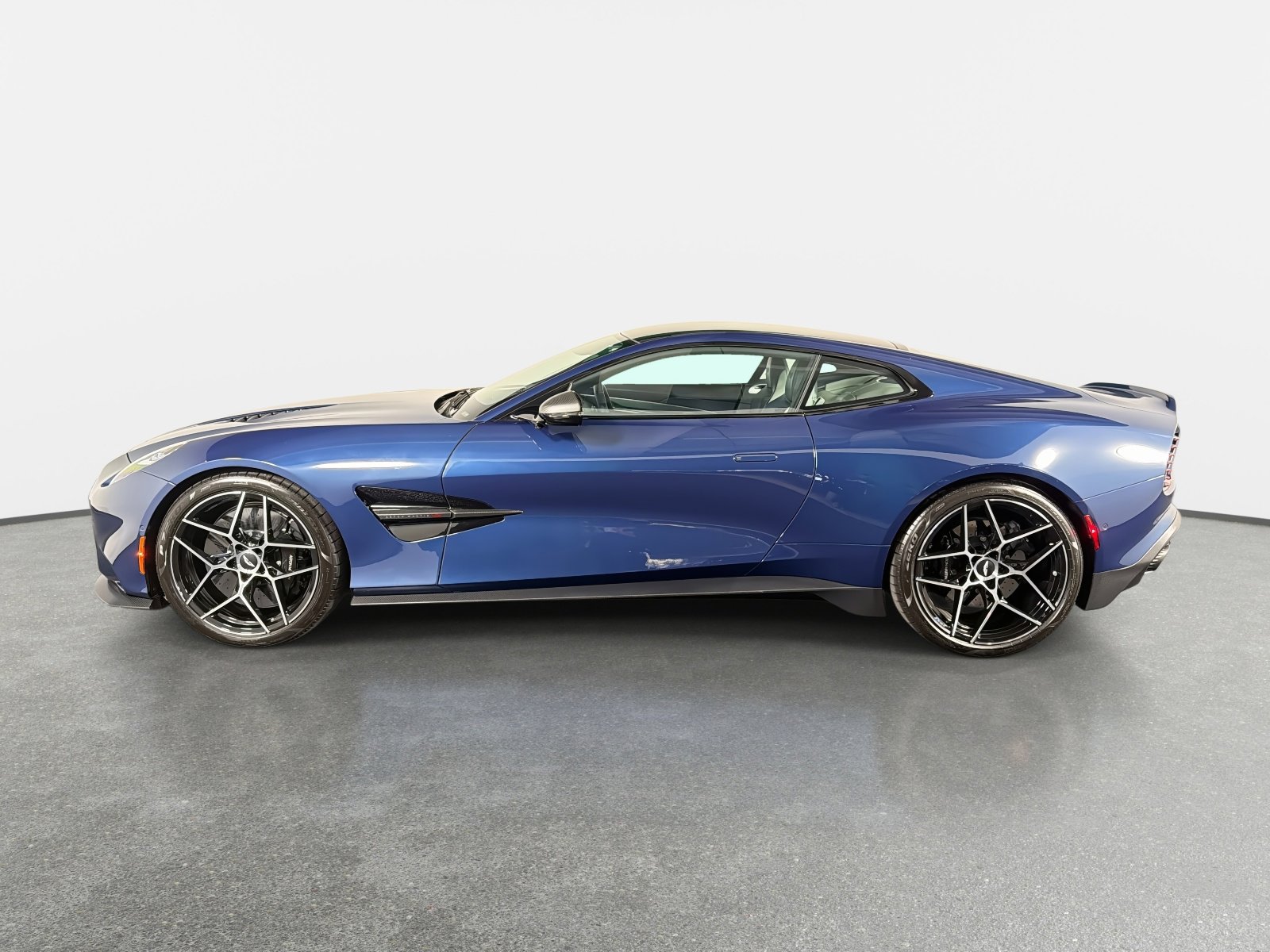 Used 2025 Aston Martin Vanquish image 21