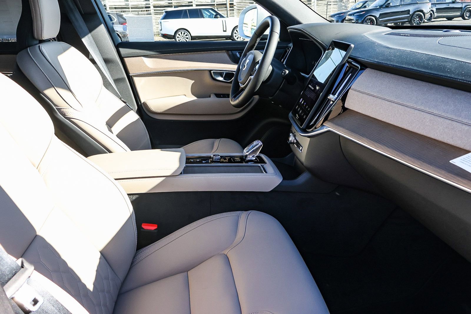 New 2026 Volvo XC90 T8 Plus w/ Protection Package Premier AWD/4WD image 16