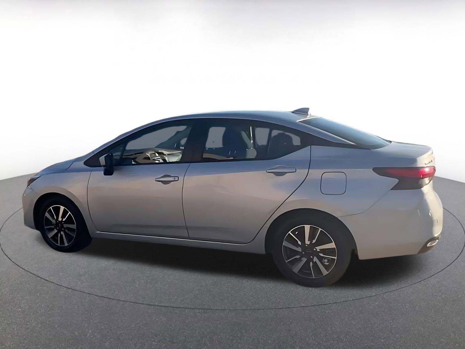 Used 2025 Nissan Versa SV image 9