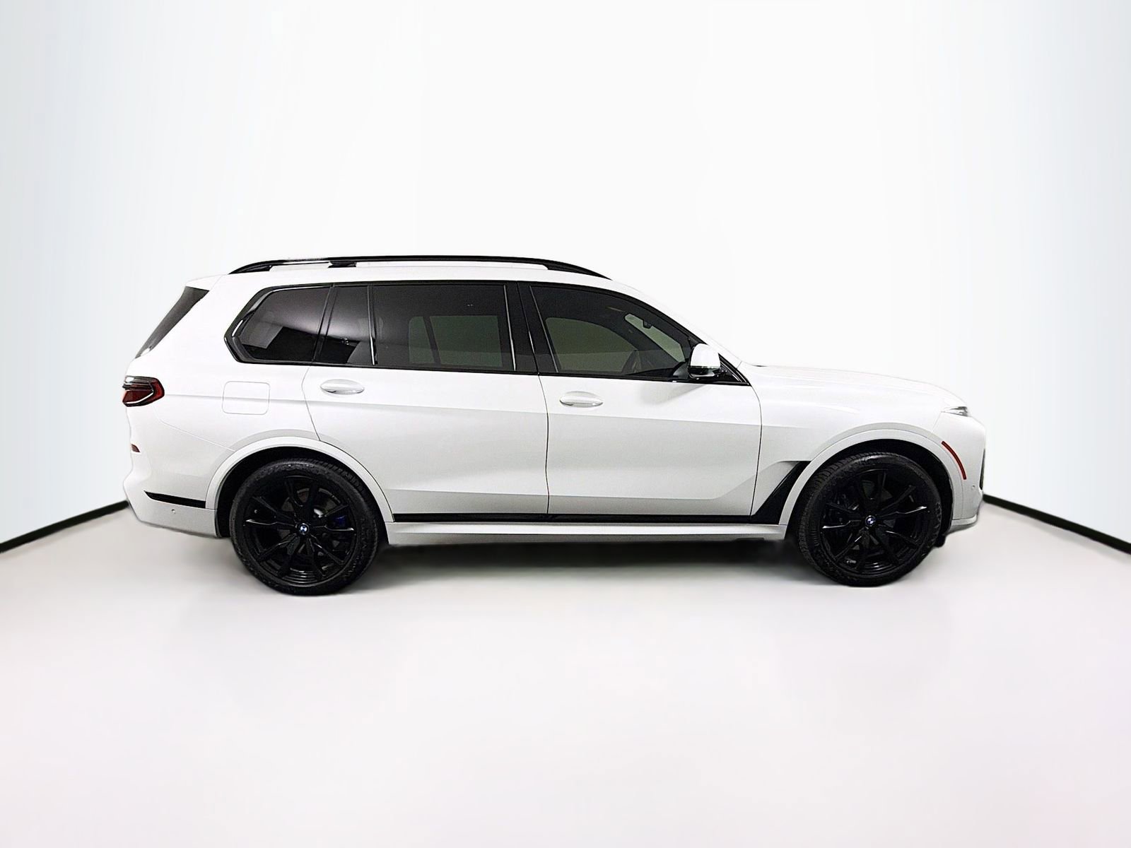 Used 2025 BMW X7 xDrive40i w/ Executive Package image 8