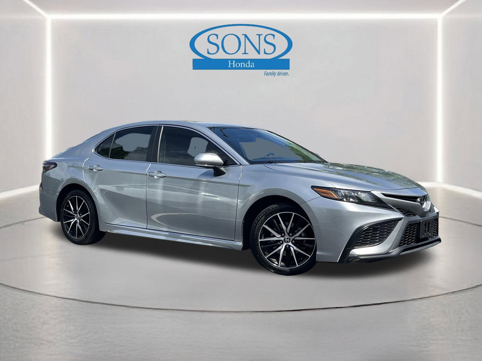 Used 2023 Toyota Camry SE FWD image 1